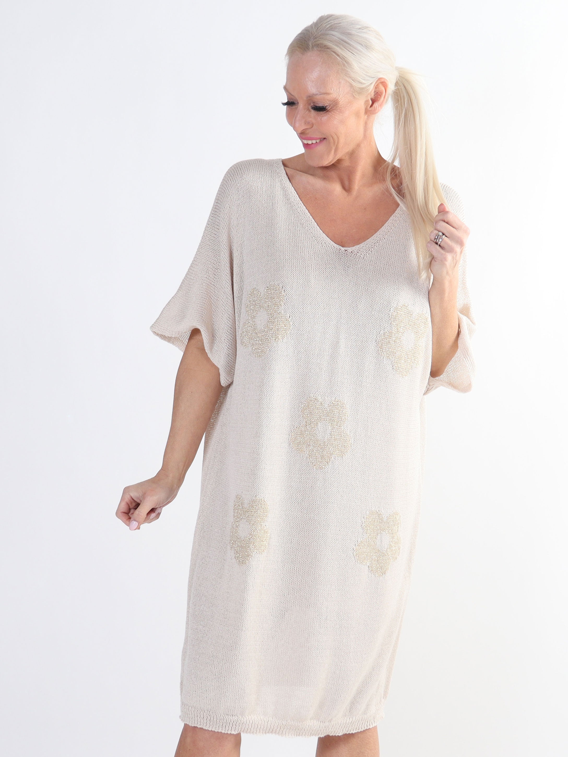 Emine - Söt stickad klänning med kort ärm och blommor och glittriga trådar